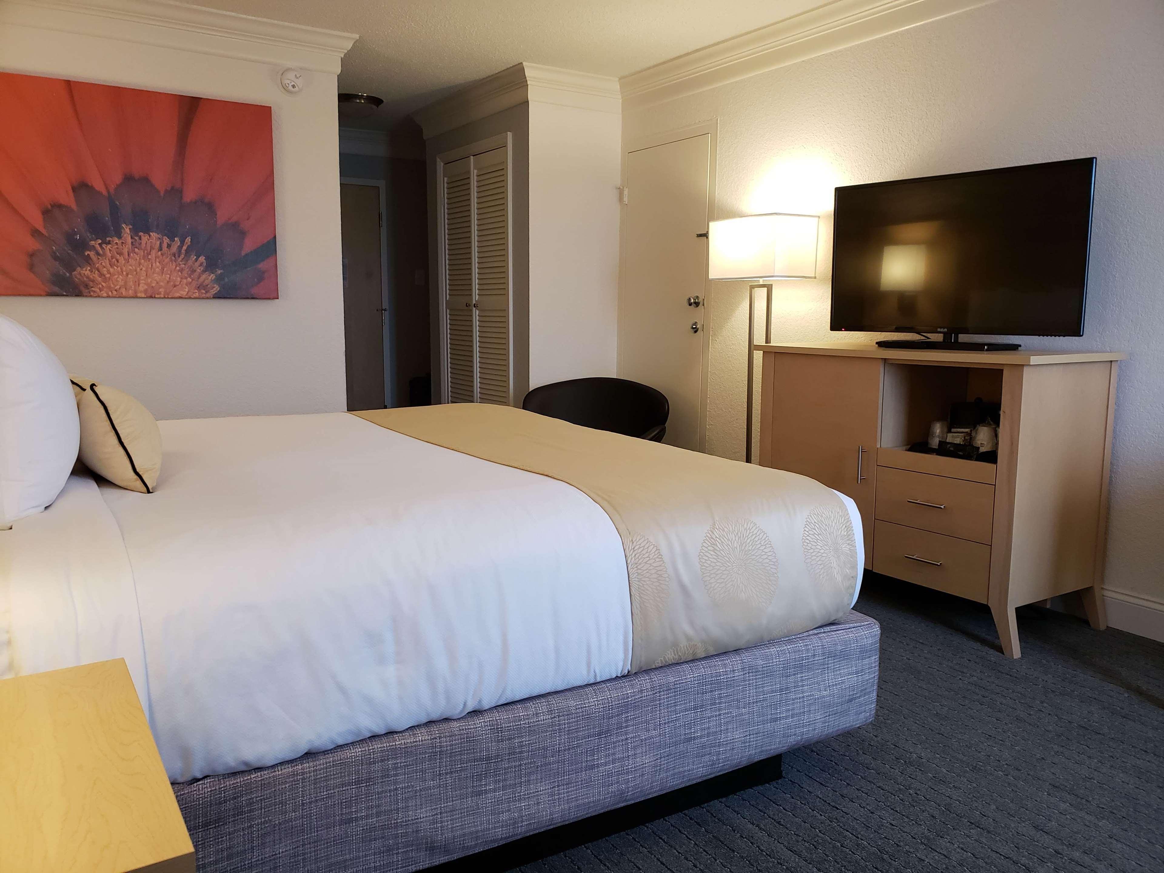 Best Western Plus University Inn Winston-Salem Exterior photo
